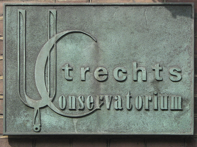 901112 Afbeelding van het metalen naambord 'Utrechts Conservatorium', aan de gevel van het hoofdgebouw van het ...